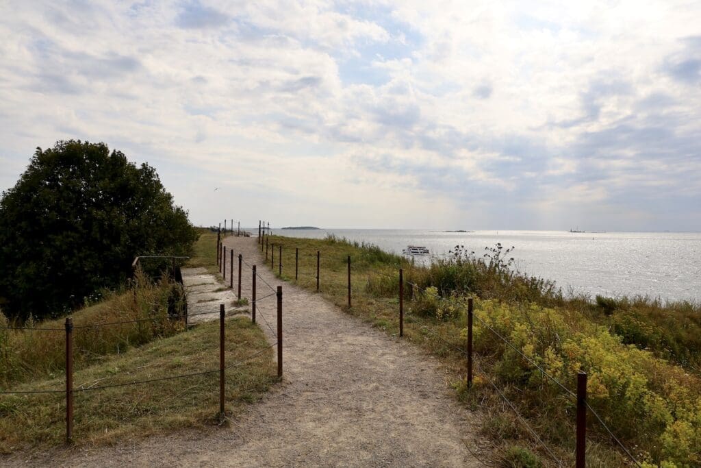 Waterfront Path Through Kustaanmiekka